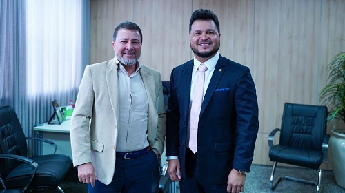 A regularização fundiária urbana na capital e no interior tema de discussão nesta terça-feira (31) na Presidência da Assembleia Legislativa de Rondônia (Alero). O presidente da Casa de Leis, deputado Marcelo Cruz (Patriota), recebeu o secretário de Estado de Patrimônio e Regularização Fundiária (Sepat), David Inácio. O objetivo do encontro foi destacar o trabalho realizado pelo Governo de Rondônia, por meio de Sepat, em prol da regularização fundiária em Rondônia. “É essencial essa ação de regularização fundiária para o poder público quanto para a nossa população. Esse trabalho garante a segurança jurídica dos imóveis e possibilita que as famílias sejam donas de fato e de direito de suas propriedades”, ressaltou Marcelo Cruz. Para David Inácio, a regularização fundiária contribui para o desenvolvimento econômico e social das comunidades, promovendo a inclusão e a valorização dos cidadãos. "Nossa gestão tem se empenhado em agilizar os processos de regularização fundiária, buscando parcerias e investimentos para garantir que cada vez mais pessoas tenham a oportunidade de ter sua propriedade regularizada", afirmou o secretário. Texto: Alexandre Almeida I Secom ALE/RO Foto: Rafael Oliveira I Secom ALE/RO