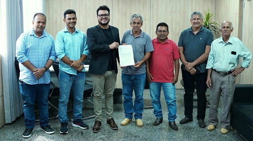 A emancipação política do distrito de Extrema foi tema de discussão na tarde desta terça-feira (4) no gabinete da presidência da Assembleia Legislativa de Rondônia (Alero). Os representantes foram recepcionados pelo presidente da Casa de Leis, deputado estadual Marcelo Cruz (Patriota). O parlamentar juntamente com o advogado-geral da Alero, Fadricio Santos, receberam os representantes do distrito, Antônio Maia, Antônio Medeiros, Aparecido Bispo de Oliveira, Edivan Alves da Costa e Vanilo Ruus, na Presidência da Casa de Leis. Na oportunidade foi destacada a importância da criação do município de Extrema de Rondônia para a região da Ponta do Abunã. Para Marcelo Cruz, é essencial esse trabalho de consolidação de uma região que aguarda mais de dez anos pela emancipação. “É um movimento legítimo e que busca a elevação do distrito à categoria de município. Precisamos abraçar esse movimento pró-emancipação, sensibilizar as bancadas estadual e federal para que possamos dar uma resposta a esta população que aguarda há tanto tempo por uma decisão favorável”, destacou o parlamentar. No dia 28 de fevereiro de 2010 foi realizada, em todo o município de Porto Velho, uma consulta plebiscitária sobre a criação do município de Extrema de Rondônia, região conhecida como Ponta do Abunã, a qual compreende os distritos de Abunã, Nova Califórnia, Extrema, Fortaleza do Abunã e Vista Alegre do Abunã. Na oportunidade, 170.004 eleitores votaram pelo “Sim”, enquanto que 18.853 eleitores optaram pelo “Não”. Mas, em junho de 2013, a Procuradoria-Geral da República (PGR) questionou a criação do município de Extrema de Rondônia, antes distrito de Porto Velho, localizado em Rondônia. A PGR apresentou a Ação Direta de Inconstitucionalidade, a Adin 4.992, no Supremo Tribunal Federal (STF). Para a instituição pública, a Lei (estadual) 2.264/2010 não é válida, pois não foi feito um plebiscito antes da criação da cidade. A Constituição Federal ainda destaca no artigo 18, parágrafo 4.º, que para a criação, incorporação, fusão e desmembramento de municípios é preciso haver a “consulta prévia, mediante plebiscito, às populações envolvidas”. Na ocasião, a justificativa utilizada foi evitar a “farra das emancipações” que ocorreu nas décadas de 80 e 90 pelo país. “É mais uma chance de valorizar os esforços coletivos, nos unirmos e fortalecer o sentimento de pertencimento e orgulho por esta terra. É um movimento legítimo que busca a emancipação de uma região que demonstra sua pujança na agropecuária”, encerrou. O distrito de Extrema está localizado à 330 km de Porto Velho. Texto: Alexandre Almeida I Secom ALE/RO