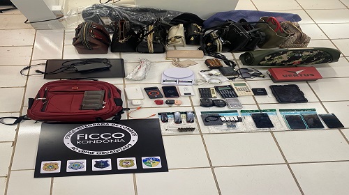 Foram cumpridos 21 mandados de busca e apreensão na capital. Uma pessoa foi presa em flagrante por porte ilegal de arma de fogo e receptação Porto Velho/RO. Equipes policiais que participam da Força Integrada de Combate ao Crime Organizado em Rondônia (FICCO/RO) deflagram a Operação Astúcia, nesta terça-feira, 31/10, para dar cumprimento à 21 mandados de busca e apreensão contra membros de uma organização criminosa especializada em furtos de veículos mediante uso de dispositivo bloqueador de sinal remoto, conhecido como “chapolin”. As buscas e apreensões aconteceram em Porto Velho/RO e resultaram na apreensão de vários itens relacionados ao crime, munições, uma máquina de contar dinheiro e uma motocicleta. Uma pessoa foi presa em flagrante por porte ilegal de arma de fogo e receptação. Através do trabalho de investigação realizado pelas forças de segurança integrantes da FICCO/RO, constatou-se que os suspeitos realizam furtos em veículos na capital e no interior do estado, além de agir no Acre, Roraima e Mato Grosso. A ação contou com a participação de 50 profissionais, entre policiais federais, civis, militares, polícia penal federal e estadual. As investigações irão continuar a fim de identificar os financiadores e demais membros da organização criminosa. A FICCO/RO é composta pela Polícia Federal, Polícia Civil e Polícia Militar, Polícia Penal e Secretaria Nacional de Políticas Penais (SENAPPEN), tendo como objetivo a atuação conjunta e integrada no combate ao crime organizado em Rondônia. Fonte:Comunicação Social da Polícia Federal em Rondônia