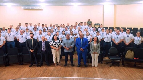 Com o objetivo de capacitar profissionais para atuarem na área de perícia criminal, oferecendo conhecimento teóricos e práticos, necessários para o exercício da profissão, teve início nesta terça-feira (3), o primeiro curso de formação de peritos, oficiais e agentes de criminalística da Superintendência de Polícia Técnico-Científica de Rondônia – Politec. A capacitação acontece em parceria com o Instituto Federal de Rondônia – Ifro, no campus da instituição, localizado na zona Norte de Porto Velho. Durante o curso, os 60 alunos serão capacitados em diversas áreas, tais como: balística, genética, genética forense, química, documentoscópia, entre outros, além de conhecimentos teóricos e práticos, fundamentais para o exercício destas profissões. O curso específico de formação profissional tem como intuito, preparar para a atuação de forma eficiente e precisa no campo da perícia criminal e da investigação científica. Para o titular da Superintendência de Polícia Técnico-Científica de Rondônia – Politec, Domingos Sávio, é um momento inédito, proporcionado pelo Governo de Rondônia, para fortalecer o corpo técnico da instituição. “Este curso vai oferecer o nível de especialização latu sensu, em que o perito criminal sai especialista em perícia, e o agente criminalista com a especialidade em criminalística. Isso corrobora com qualidade nos resultados e na aplicação em campo, dando maior resultado à sociedade”, disse o superintendente. O secretário de Estado da Segurança, Defesa e Cidadania, Felipe Bernardo Vital ressaltou que, a capacitação é mais um investimento na Segurança Pública de Rondônia, sendo uma iniciativa pioneira para a Politec no Estado. “A Polícia Técnico-Científica de Rondônia tem um papel fundamental na resolução dos crimes e para o cumprimento das decisões judiciais. Dessa forma, mostra que o Poder Executivo tem dado uma atenção especial pela Segurança Pública, e este curso, é mais um exemplo, com estes 60 alunos se dedicando e passando por capacitação, para somar no trabalho da Politec em nosso Estado”, pontuou. EXPECTATIVAS Após a solenidade de abertura do curso foram iniciadas as primeiras palestras com os alunos, proferidas por representantes de instituições como Defensoria Pública do Estado de Rondônia – DPE/RO, Polícia Rodoviária Federal – PRF, Polícia Militar do Estado de Rondônia – PMRO, Corpo de Bombeiros Militar de Rondônia – CBMRO, Secretaria de Estado da Segurança, Defesa e Cidadania – Sesdec, Polícia Técnico-Científica de Rondônia – Politec e Instituto Federal de Rondônia – Ifro, que estarão durante todo o dia ministrando as demais aulas. Um dos integrantes da primeira turma do curso de formação profissional, Rodolfo Pereira da Silva, ressalta a expectativa de aprendizado durante a capacitação. “Realizei o concurso público da Politec em 2022, e quis aproveitar ao máximo o aprendizado, sobre as técnicas laboratoriais, e em breve, poder contribuir com a perícia criminal em nosso Estado”, disse. Fonte Texto: Richard Neves Fotos: Ésio Mendes Secom - Governo de Rondônia