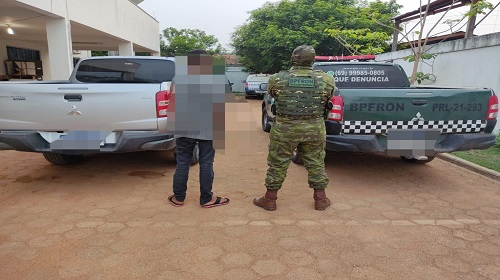Durante Operação Hórus, em combate aos crimes transfronteiriços, as forças de segurança pública, entre elas o Batalhão de Fronteiras e Divisas – BPFRON, em patrulhamento na BR-425 próximo a cidade de Nova Mamoré, visualizou um veículo modelo Triton em alta velocidade e então decidiu realizar a abordagem ao veículo. Durante a abordagem, foi constatado que o motorista do automóvel, era uma pessoa do sexo masculino e menor de idade. Quando indagado sobre a procedência do veículo e para onde estaria indo, este entrou em contradição e revelou aos militares que estaria levando o veículo para Guajara-Mirim, onde seria atravessado para o país vizinho, Bolívia. Com esta ação, o Batalhão de Polícia de Fronteira, recupera mais um veículo produto de furto/roubo, onde age combatendo diuturnamente, visando coibir os ilícitos. O BPFRON conta com um número de Disque-Denúncia, sendo para chamadas de ligação via operadora ou através de WhatsApp: (69) 99985 0805. As denúncias serão mantidas em absoluto sigilo, sendo preservado a identidade. Fonte: SITE/PM
