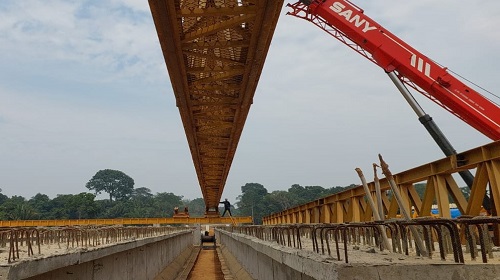 O deputado estadual Alex Redano (Republicanos) comemorou nesta quarta-feira, 4, o avanço da obra da ponte sobre o rio Jamari na RO-459, que liga o município de Alto Paraíso à BR 364. A ponte foi levada pelas cheias do rio Jamari em 2019. Desde então, o único acesso da população era por meio do travessão B-40 com saída para Ariquemes, pelo travessão B-20 e nos últimos 2 anos e meio pela balsa, com saída para a BR-364. À medida que a ponte foi levada pelas cheias, o deputado Alex Redano recebeu os pedidos da população e da época prontamente acionou seu gabinete, para buscar junto ao governo do estado, meios para que o governo apresentasse uma solução de imediato para esse problema. Prontamente a indicação do deputado Alex Redano foi atendida pelo governo do estado. A nova estrutura tem investimento de aproximadamente R$ 8,5 milhões. "A nova ponte de concreto será em mão dupla e possuirá 130 metros de extensão e 8,80 metros de largura. Além disso, a nova estrutura está sendo construída cinco metros mais alta que a antiga, garantido que mesmo em período de cheia não corra o risco de ser levada pelas cheias”, afirmou o deputado. Com a ponte, centenas de famílias serão beneficiadas, além do município de Alto Paraíso, a RO-459 garante ainda acesso ao distrito do garimpo bom futuro, pertencente ao município de Ariquemes. Texto: Mateus Andrade / Assessoria parlamentar Foto: Divulgação