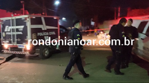 Um homem ainda não identificado foi morto na madrugada desta segunda-feira (02), dentro de um apartamento no residencial Porto Madero 3, na Rua Humaitá, bairro Jardim Santana, zona leste de Porto Velho. Um idoso de 60 anos que mora no imóvel contou que estava dormindo, quando escutou gritos de socorro e barulho dentro do apartamento. Quando abriu a porta do quarto foi surpreendido pelo rapaz todo ensanguentado pedindo por socorro, sendo perseguido por vários indivíduos que entraram no apartamento e mataram a vítima a pauladas e pedradas em cima da cama. Uma equipe do Samu que foi acionada fez a constatação do óbito. Durante a perícia criminal foi verificado que além das pauladas e pedradas, a vítima tinha perfurações e cortes de faca no corpo. A Polícia acredita que a vítima estava sendo mantida refém, e após conseguir fugir foi perseguida pelos assassinos. O corpo foi removido pelo rabecão ao IML. O crime será investigado pela 1ª Delegacia Especializada em Repressão a Crimes Contra a Vida (DERCCV). FONTO:rondonianoar.com.br Fonte:pvhnoticias