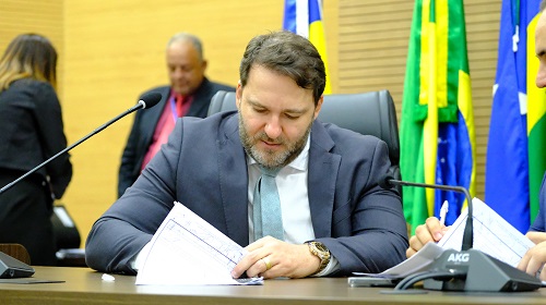 O deputado Alex Redano (Republicanos) contou com o apoio do Governo do Estado na aplicação de recursos por parte do Estado, que irá beneficiar a prefeitura de Ariquemes por meio da Fundação de Cultura, Esporte e Turismo (Funcet). “Mais um pedido nosso que é atendido pelo governo do estado, graças a essa aplicação de recurso, os eventos mais importantes em Ariquemes estão garantidos até 2024”, frisou o deputado. Um Projeto de Lei (PL) de autoria do executivo Municipal enviado à Câmara de vereadores, foi aprovado em sessão ordinária na segunda-feira (23). O PL aprovado na câmara de Vereadores autoriza o repasse de R$ 899.890,00 para a Funcet, a fim de realizar eventos culturais no município, resgatando a cultura do município. Na mensagem da chefe do poder executivo enviada a Casa de Leis, a prefeita Carla Redano (União Brasil) destacou a importância desse recurso para a Fundação. A proposta teve por finalidade realizar abertura de Crédito Adicional Especial por Excesso de Arrecadação no valor de R$ 899.890,00 no exercício financeiro de 2023, em favor da Fundação de Cultura, Esporte e Turismo. A prefeita Carla Redano reforçou a importância desse recurso para a cultura em Ariquemes. “Sabemos que a cultura contribui de forma eficaz para a formação dos pilares fundamentais da sociedade, já que atua como ferramenta de fortalecimento gera economia e age como um poderoso instrumento de inclusão social e assim valorizar a cultura do nosso Município", disse. A população de Ariquemes que está estimada em mais de 100 mil habitantes, completou 46 anos em 2023. O recurso que agora aprovado pela Câmara de Vereadores é uma indicação do deputado estadual Alex Redano (Republicanos), que solicitou junto ao governo do Estado, o repasse do convênio 279/SEJUCEL/PGE 2023. De acordo com a Funcet, somado ao repasse do Estado, de R$ 899.890,00 ainda tem a contrapartida do município no valor de R$ 90.000,00 totalizando um investimento de R$ 989.890,00 que será empregado como por exemplo, no show do cantor gospel, Fernandinho, no Reveillon deste ano e na Festa Junina de 2024. Vários eventos que estão sendo realizados na cidade nos meses de setembro a dezembro de 2023, que busca suprir pelo menos em parte essa carência de elementos culturais em nossa cidade, promovendo a realização de eventos totalmente voltada para o público em geral, mais de forma especial a adultos, jovens e adolescentes, com a realização de shows de altíssimo nível, com os artistas que cujos trabalhos são apreciados por nossa população e que virão a contribuir para minimizar o vácuo cultural do Município de Ariquemes, pontuou a prefeita. Texto Mateus Andrade I Assessoria parlamentar Foto: Rafael Oliveira I Secom ALE/RO