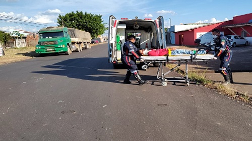 Um ex-árbitro de futebol de 60 anos foi baleado na noite deste domingo (1) em Ouro Preto do Oeste. A vítima, que ficou conhecida como "Zé Bocão" nos campos de futebol, foi atingida duas vezes, mas sobreviveu graças à ação de um cão. De acordo com a Polícia Militar, a vítima estava encostado em seu veículo quando dois homens se aproximaram em uma motocicleta. O carona desceu e atirou quatro vezes contra a vítima, que se jogou no chão para escapar dos disparos. Um cachorro que estava no quintal da casa avançou contra os criminosos, que fugiram em seguida. A vítima foi socorrida e encaminhada para o Hospital Municipal, onde foi medicada e liberada. A Polícia Civil investiga o caso e ainda não há informações sobre a motivação do crime. Fonte: Ji-Paraná Noticias