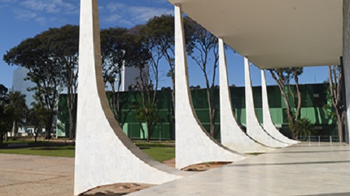 O ministro Dias Toffoli, do Supremo Tribunal Federal (STF), rejeitou dois recursos apresentados pelo ex-presidente da República Jair Bolsonaro e pelo Partido Liberal (PL) contra decisão do Tribunal Superior Eleitoral (TSE) que aplicou multa de R$ 20 mil reais por propaganda eleitoral irregular antecipada nas eleições de 2022. O caso se refere à reunião realizada por Bolsonaro no Palácio da Alvorada para falar com embaixadores sobre o sistema eleitoral brasileiro. A decisão do ministro foi tomada nos Recursos Extraordinários com Agravo (AREs) 1428927 e 1431329, apresentados contra a decisão do TSE. Para a corte eleitoral, Bolsonaro divulgou fatos “sabidamente inverídicos e descontextualizados” sobre o processo de votação e apuração de votos. Já o ex-presidente e o partido alegaram, entre outros pontos, que o caso não deveria ter sido analisado pela Justiça Eleitoral, pois o discurso foi proferido no exercício regular da liberdade de expressão e das prerrogativas do então chefe de Estado. Normas infraconstitucionais No entanto, para Toffoli, a divulgação de fatos inverídicos e descontextualizados em discurso do então presidente da República para diplomatas reunidos no país representou conduta relevante no âmbito do Direito Eleitoral e foi analisada com base nas normas que tratam da propaganda eleitoral. O ministro destacou, ainda, que a decisão do TSE fundamentou-se em normas infraconstitucionais, de modo que eventual ofensa à Constituição seria indireta ou reflexa, o que inviabiliza a tramitação de recurso extraordinário. Para concluir de forma diversa do TSE e acolher a tese da defesa de que não houve distorções do processo eleitoral, seria necessário examinar fatos e provas, o que é vedado pela jurisprudência do STF. Leia a no ARE 1428927 e no ARE 1431329. Fonte:SITE/STF/PR/AD//CF