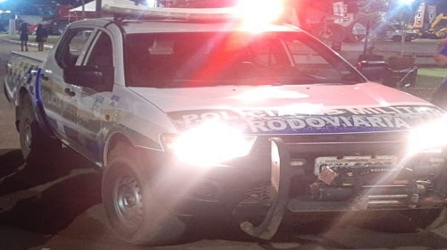 Na noite da última segunda-feira (09), policiais militares do 3° Batalhão de Polícia Militar realizaram uma operação e prenderam o foragido da Justiça do Paraná, no município de Chupinguaia. O suspeito foi conduzido à Unidade Integrada de Segurança Pública (Unisp) de Vilhena. Ocorrência policial Por volta das 23h30, equipes da Polícia Militar realizavam uma operação de Comando de Abordagem com a finalidade de combater ilícitos no município de Chupinguaia e, durante abordagem realizada em um Club noturno, os militares fizeram busca pessoal no intuito de localizar armas de fogo, bem como, efetuaram consulta nominal no Banco Nacional de mandados de Prisão das pessoas. Ao consultar o nome do suspeito foi constatado em seu desfavor um mandado de prisão em aberto do estado do Paraná. Diante dos fatos o suspeito recebeu voz de prisão e foi conduzido à Unidade Integrada de Segurança Pública (Unisp) de Vilhena para ser submetido ao Exame de Corpo de Delito e posteriormente à Casa de Detenção. Texto: P5 do 3°BPM Fonte e foto: Boletim de ocorrência / SISEG