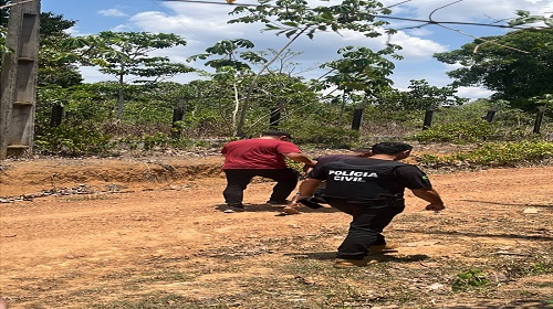 A Polícia Civil do Estado de Rondônia, por intermédio da Delegacia Especializada em Repressão Extorsões, Roubos e Furtos DERF (Delegacia de Patrimônio), prendeu ANTÔNIO LUIS SANTOS DO NASCIMENTO, conhecido como “MENOR”, suspeito de ter matado o vigilante do Cemitério localizado na BR-364, KM 4,5, sentido Cuiabá/MT, na madrugada de 24/09/2023. Segundo o delegado Daniel Braga, titular da DERF, após receberem a notícia deste grave crime, investigadores obtiveram imagens das proximidades, onde foi possível identificar o usuário de substância entorpecente ANTÔNIO LUIS SANTOS DO NASCIMENTO, conhecido como “MENOR” que saiu do local do crime naquela madrugada. Após identificar ANTÔNIO LUIS como o possível autor do latrocínio, iniciou-se as buscas para localizá-lo. Sendo tal sujeito encontrado e capturado na tarde de 30/09/2023, quando tentava fugir de populares, após praticar crime de furto no bairro Cuniã. Conduzido para esta Especializada, ANTÔNIO LUIS, foi autuado em flagrante. Cumpre-se registrar que ao ser capturado, ANTONIO LUIS, confessou a autoria deste grave crime, bem como, informou ter vendido os fios e o aparelho celular subtraído da vítima pela importância de R$ 20,00 reais. Diante dos indícios colhidos, a Autoridade Policial que preside as investigações, requereu e o Poder Judiciário decretou a prisão preventiva de ANTÔNIO LUIS, o qual fora recolhido a Unidade Prisional desta Capital, onde ficará à disposição da Justiça. Com mais esse trabalho da DERF, a Polícia Civil do Estado de Rondônia, apresenta uma resposta rápida e eficiente, identificando e prendendo o autor deste bárbaro crime contra o patrimônio. O preso responderá criminalmente pela prática de crime de latrocínio, podendo ser condenado até 30 anos de prisão. Já o sujeito que adquiriu o aparelho celular subtraído da vítima responderá pelo crime de receptação, com pena máxima prevista de 4 anos de reclusão. Fonte:PC/RO