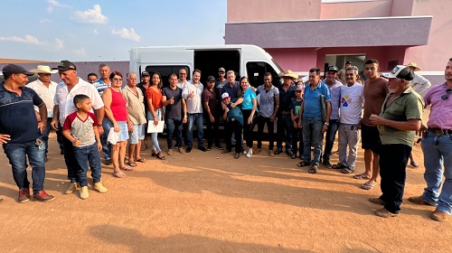 O deputado estadual Alex Redano (Republicanos) entregou na última sexta-feira (6) uma van com capacidade para 14 pessoas adquirida por meio de emenda parlamentar na ordem de R$ 200 mil, a pedido do vereador Marquinhos da 28 (Podemos). A solenidade de entrega aconteceu na subprefeitura do distrito de Nova Dimensão e contou com a presença do vice-prefeito Sérgio Bermond (Podemos) que no ato representou o prefeito Marcélio Brasileiro (DEM). “Sabemos que é nos municípios e distritos que moram as pessoas, e como já destinei diversas emendas, fiz questão de que essa também chegasse ao distrito de Nova Dimensão”. Frisou o deputado. Redano lembrou de outras emendas já destinadas a Nova Mamoré, entre elas R$ 70 mil reais para implementos agrícolas, R$ 150 mil para a Festa do Leite, R$ 150 mil para realização de rodeio em Nova Mamoré e outros R$ 40 mil para o rodeio em Jacinópolis", lembrou o parlamentar. O vereador Marquinhos da 28 agradeceu o deputado por olhar para a população desse distrito que tanto precisa de uma atenção. “Nova Mamoré é um dos municípios que mais recebeu emenda parlamentar do deputado Alex Redano. Já recebemos R$ 200 mil para a aquisição de um caminhão pipa, R$ 900 mil para recuperação de estradas vicinais, R$ 200 mil aquisição de medicamentos e insumos hospitalares e agora essa van, que vem de encontro com o que a população precisa, de um meio seguro para a locomoção até o município”. Lembrou o vereador. Após a entrega, o deputado ainda assinou mais duas emendas parlamentares para Nova Mamoré, uma na ordem de R$ 70 mil reais para a realização do réveillon em Nova Dimensão e Jacinópolis e uma na ordem de R$ 100 mil para a Associação dos Produtores Rurais da Linha 29 (Asprolit), que irá beneficiar os associados com a aquisição de implementos. A solenidade contou com a presença do secretário Municipal de Saúde de Nova Mamoré, Arildo Moreira, do coordenador do distrito Clemilson Costa, populares e apoiadores. Ao final, o deputado Alex Redano frisou que já destinou para Nova Mamoré e os distritos o valor total de R$ 1,880 milhão. Texto e foto: Mateus Andrade / Assessoria parlamentar