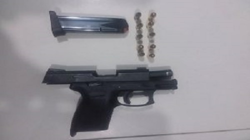 Na noite do último domingo (8), uma ação da Polícia Militar, |resultou na apreensão de um homem por porte ilegal de arma de fogo, no bairro Nacional. A equipe de militares, do Batalhão de Polícia de Trânsito – BPTran, estava realizando um patrulhamento de rotina da operação denominada “Reforço Policial” quando se deparou com uma situação suspeita que levou a prisão do indivíduo. Durante o patrulhamento na região, os policiais notaram um homem em uma bicicleta, cuja camiseta parecia esconder um objeto volumoso, aparentemente uma arma de fogo. A guarnição decidiu seguir o suspeito e o abordou nas proximidades do Parque Circuito. Na abordagem, os policiais descobriram que o homem estava, de fato, portando uma pistola da marca Taurus, calibre 380, contendo 10 munições intactas. Quando solicitados os documentos que comprovassem a regularidade da arma, foi apresentado apenas um registro digital. Essa falta de documentação adequada indicou claramente que ele não possuía o porte legal da arma de fogo. Diante dessa constatação, os militares deram voz de prisão ao homem e o conduziram ao Departamento de Flagrantes para o devido registro da ocorrência e ações legais subsequentes. Texto: Seção de Comunicação Social do BPTran Imagens: Boletim de Ocorrência Policial