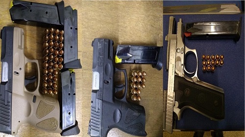 Na noite da última quarta-feira (04), policiais militares do 3° Batalhão de Polícia Militar, apreenderam três armas de fogo no município de Vilhena. Três homens, suspeitos de envolvimento na prática do ilícito, foram conduzidos à Unidade Integrada de Segurança Pública (Unisp) de Vilhena. Ocorrência policial Por volta das 23 horas uma equipe do Patrulhamento Tático Móvel (PATAMO), em patrulhamento observou dois veículos próximos um do outro, o que chamou a atenção dos militares, visto que recentemente ocorreram vários casos de confrontos armados entre facções rivais no município. A guarnição começou a acompanhar visualmente, em princípio, de longe, porém, ao visualizar a viatura policial, os veículos se evadiram em alta velocidade. A equipe policial iniciou o acompanhamento ao primeiro veículo e solicitou o apoio de outras equipes para realizar o cerco policial. Uma viatura se posicionou formando o bloqueio em uma rua, porém, o suspeito jogou o veículo contra os militares que efetuaram um disparo acertando o braço do condutor que, mesmo alvejado, não parou e veio a colidir em uma viatura policial cessando assim a fuga. No veículo havia três ocupantes, e com eles os militares encontraram uma pistola calibre 380 e duas pistolas calibre 9mm, sendo ainda que um dos suspeitos estava com mandado de prisão em seu desfavor. Os três suspeitos receberam voz de prisão e foram conduzidos e apresentados, juntamente com as armas de fogo apreendidas, na Unidade Integrada de Segurança Pública (Unisp) de Vilhena. Texto: P5 do 3°BPM Fonte e foto: Boletim de ocorrência / SISEG