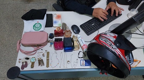 Policiais militares do 7º BPM apreenderam dois adolescentes e prenderam um homem, ambos envolvidos no roubo a uma residência. O fato ocorreu na noite de domingo (08/11) na cidade de Ariquemes. A PM foi acionada para averiguar uma denúncia de roubo efetuado por indivíduos armados, em uma residência no bairro Bela Vista. No local, as vítimas informaram aos policiais que foram ameaçadas pelos suspeitos, que depois fugiram levando seus pertencentes, perfumes, joias, aparelhos celulares, roupas e uma motocicleta Honda Biz. Com as informações recebidas, os policias iniciaram diligências pelas proximidades quando visualizaram dois adolescentes idênticos as informações passadas, estes que ao avistarem a viatura se evadiram para dentro de uma residência, onde estava a moto roubada no quintal. Diante da situação os policias os abordaram, um deles tentou fugir pulando o muro da residência, porém sem sucesso. Com as suspeitas, foi averiguado o quintal e residência dos adolescentes. Onde foram encontrados os pertencentes das vítimas e um involucro grande substância análoga a maconha. Diante dos fatos os indivíduos, juntamente com todo o material apreendido, foram conduzidos para a Unisp para as medidas necessárias. Texto: P-5 do 7º BPM / PVSA Letícia Fonte e fotos: Boletim de Ocorrência