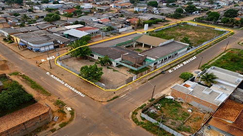 Com o objetivo de trazer mais oportunidades de desenvolvimento para as crianças e jovens com Transtorno do Espectro Autista (TEA), o deputado Luizinho Goebel (PSC) solicitou ao governo de Rondônia, por meio da Secretaria Estadual de Saúde (Sesau), a possibilidade da cedência do prédio do Centro de Referência de Prevenção e Atenção à Dependência Química (Crepad), para que no local funcione a clínica-escola para autistas. O prédio fica localizado entre as ruas Antônio Exterkoetter e João Bernal, no bairro Alto Alegre, em Vilhena. Conforme o deputado Luizinho Goebel, o governador Marcos Rocha já encaminhou ofício para que a Secretaria de Patrimônio (Sepat) e a Procuradoria Geral do Estado (PGE) façam a análise da possibilidade técnica e legal da cedência do prédio da Crepad para o município. Com isso, a escola que será considerada a maior clínica para autistas da região norte do Brasil poderá acolher centenas de alunos, os quais receberão atendimentos clínico e pedagógico especializado, musicoterapia, atividades físicas, entre outros. Para o parlamentar, com uma estrutura já pronta e em boas condições de funcionamento - como são as instalações do Crepad -, será possível acelerar o processo de instalação da clínica escola, que vem sendo aguardada há muitos anos pela Associação de Pais e Amigos dos Autistas de Vilhena (AMAVI), fundada em 2019 na cidade. “Sei que este importante projeto trará inúmeros benefícios para toda a comunidade, uma vez que a clínica atuará como uma escola preparatória para centenas de autistas, e também como uma escola de especialização para os muitos profissionais da saúde que atuarão nela dando todo o suporte técnico para o seu funcionamento. Estou muito otimista com a implantação da escola- clínica na cidade”, destacou o parlamentar. Ainda segundo o deputado Luizinho Goebel, a escola-clínica está sendo alcançada com a união de esforços do ex-prefeito de Vilhena Eduardo Japonês, do atual prefeito, Flori Cordeiro, do presidente da Câmara dos Vereadores, Samir Ali e da AMAVI. Além disso, deputados estaduais estarão destinando recursos, por meio de emendas parlamentares, para suprir as necessidades da escola-clínica que seguirá o modelo de atendimento aos autistas em Santos, no estado de São Paulo. Texto: Sara Elena Rengifo / Assessoria de Imprensa Foto: Ezio Ricardo / Assessoria de Imprensa