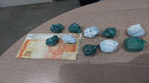 PMRO APREENDE DROGAS E CONDUZ SUSPEITO