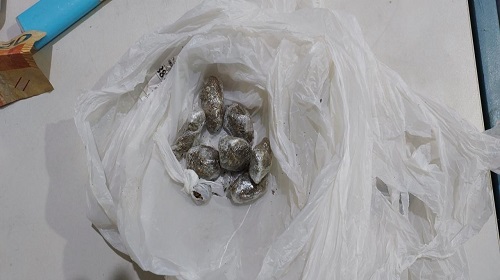 Na madrugada de terça-feira, 24, a Polícia Militar de Rondônia prendeu dois indivíduos por tráfico de drogas, na cidade de Ariquemes. A guarnição em patrulhamento pelo bairro Jardim Felicidade, visualizou um grupo de jovens em frente a uma residência, que ao perceberem a viatura policial agiram de forma suspeita. Perante a situação os militares os abordaram. Na revista pessoal foi encontrado com uns dos indivíduos uma quantia de R$ 20,00 e embaixo da cadeira onde eles estavam foi encontrado um cigarro aparentando ser de substância análoga à maconha. Ao serem questionado um dos abordados confirmou que ele havia jogado no chão. Com os demais nada de ilícitos foram encontrados. Mediante as suspeitas de terem mais drogas na casa e com a autorização da proprietária, foi feito uma busca na propriedade, vindo a localizar uma sacola no quintal da casa contendo oito invólucros de substância análoga a maconha. Diante dos fatos os suspeitos e os adolescentes juntamente com a droga apreendida foram conduzidos a delegacia para as medidas cabíveis. Toda ação policial foi acompanhada pelas genitoras dos adolescentes. Texto: P-5 do 7º BPM / PVSA Letícia Fonte e fotos: Boletim de Ocorrência