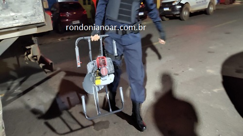 Um homem e uma mulher foram presos na noite deste sábado (14/10), em uma residência na Rua Uberlândia, bairro Eletronorte, zona sul de Porto Velho. após serem flagrantiados com equipamentos furtadas de uma loja de material agropecuário, O roubo aconteceu na madrugada de quinta-feira (12/10), quando alguns suspeitos fizeram um buraco na parede do comercio e furtaram vários equipamentos. Com a investigação da PM, parte do material foi localizado e o casal preso, e encaminhados ao Departamento de Flagrantes. Fonte: rondonianoar.com.br