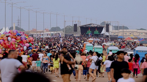 Na última quinta-feira (12), uma festa do Dia das Crianças, organizada pela Prefeitura de Porto Velho, em parceria com o gabinete da deputada estadual e primeira-dama, Ieda Chaves (União Brasil), reuniu milhares de pessoas. O evento ocorreu na avenida Santos Dumont, que dá de encontro a passarela do Espaço Alternativo. palhaços Bozó & Lelé, a Kira Garcez, a cantora rondoniense Gabriê foram os responsáveis por animarem o público, além da oferta de pula-pula, brinquedos infláveis e recreaçãos por meio da rua de Lazer, promovida pela Secretaria Municipal de Esporte e Lazer (Semes). Desta forma, a parlamentar disse da sua alegria em promover a 7ª edição da festa. “A participação das famílias me deixou muito feliz. Agradeço a todos por comparecerem, pelo sucesso da festa e pela colaboração de todos que tornaram possível a realização deste evento tão importante e de grande impacto social", disse Ieda Chaves. Sorteio Seguindo a tradição, através do apoio de parceiros, pessoas jurídicas e físicas, foram sorteadas aproximadamente 1.600 bicicletas às crianças. União e parceria Para o grande sucesso, houve uma integração maciça de diversas secretarias municipais, a exemplo da Indústria, Comércio, Turismo e Trabalho (Semdestur), que levou o projeto Giro Empreendedor. A 17ª Brigada de Infantaria de Selva com a exposição de materiais e equipamentos, além da Polícia Militar, que focou na divulgação da Patrulha Maria da Penha. Outros órgãos levaram também os seus serviços. Registros Participaram ainda do evento o deputado federal Maurício Carvalho (União Brasil), entre outras autoridades políticas e convidados. Texto: Etiene Gonçalves Foto: Leandro Morais I SMC / Prefeitura de Porto Velho