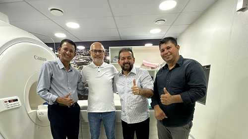 O deputado Laerte Gomes (PSD), acompanhado do prefeito de Ji-Paraná, Joaquim Teixeira, lançou nesta segunda-feira (30), os exames de ressonância magnética, com laudo, no Hospital Municipal de Ji-Paraná. O deputado colocou emenda parlamentar no valor de R$ 1 milhão, para os serviços terceirizados pela prefeitura. "Os equipamentos já estão instalados e faltava apenas o recurso para pagar pela prestação do serviço, que atenderá a população de Ji-Paraná e demais localidades da região central. Lembrando que esse foi um pedido do vereador Dr. Edinho Fidelis, que assim como a gente, também ficou muito feliz em colocar o aparelho em funcionamento", destacou Laerte Gomes. O deputado lembrou que o exame de ressonância, em clínica particular, custa em torno de R$ 1 mil reais. "Agora, com essa parceria com a prefeitura, pessoas que aguardavam quatro, cinco anos na fila, poderão contar com esse serviço gratuito. Quero agradecer os demais vereadores presentes, o presidente da CDL, Elias Pereira, o secretário Municipal de Saúde, e o prefeito Joaquim Teixeira, por acreditar nessa parceria. É assim que continuaremos a fazer, trabalhar pela saúde e pela população de Ji-Paraná", concluiu o deputado. Texto e foto: Juliana Martins I Assessoria parlamentar