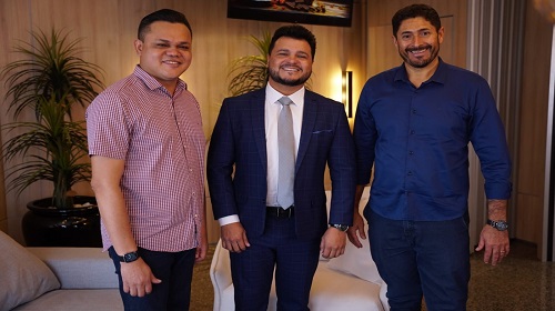 O presidente da Assembleia Legislativa de Rondônia (Alero), deputado estadual Marcelo Cruz (Patriota), discutiu na manhã desta terça-feira (10) ações para o fortalecimento da parceria entre a Casa de Leis, a Escola do Legislativo e a Câmara Municipal de Porto Velho. O parlamentar recebeu o presidente da Câmara Municipal de Porto Velho, vereador Márcio Pacele (PSB), e o vereador Isaque Machado (Patriota) no gabinete da Presidência da Casa de Leis. O encontro serviu para se discutir o fortalecimento da parceria entre Escola do Legislativo para promover cursos em parceria com a Câmara Municipal e um trabalho em conjunto com a Assembleia para a implantação da TV Câmara. “Temos o objetivo de estabelecer uma parceria de cooperação técnica e tecnológica, visando a troca de experiências, informações e aperfeiçoamento funcional e institucional dessas casas. Esses tipos de ações são essenciais para o Legislativo e para a comunidade visando estreitar ainda mais o elo com a população da nossa capital”, frisou o deputado Marcelo Cruz. Ainda no encontro, o vereador Márcio Pacele confirmou uma homenagem ao deputado estadual Marcelo Cruz pelo trabalho desempenhado à frente da Assembleia. Na oportunidade, também foi anunciado um concurso público para o preenchimento de vagas na Câmara Municipal de Porto Velho, o qual deverá ser realizado no próximo ano. Texto: Alexandre Almeida I Secom ALE/RO Foto: Rafael Oliveira I Secom ALE/RO