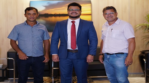 O presidente da Assembleia Legislativa de Rondônia (Alero), deputado estadual Marcelo Cruz (Patriota), recebeu nesta terça-feira (24) a visita do prefeito de Castanheiras, Cícero Godoi. O encontro ainda contou com a participação do vice-prefeito Onias Paizante. A reunião serviu para agradecer as demandas atendidas pelo município de Castanheiras, que recebeu recentemente uma ambulância semi Unidade de Terapia Intensiva (UTI) e uma camionete L200 no valor de R$ 450 mil. Além disso também foi destinada a entrega de 283 sacas de calcário no valor de R$ 15 mil. “Agradecemos o trabalho realizado pelo deputado Marcelo Cruz, o qual tem trabalhado em parceria com nosso município e investido em benefícios que irão contribuir com a vida da nossa população”, destacou o prefeito Cícero Godoi. Para o deputado estadual Marcelo Cruz, é primordial esse atendimento aos municípios. “Estamos sempre procurando investir nos municípios com o objetivo de promover o bem-estar e qualidade de vida da população, demonstrando o compromisso com o município de Castanheiras e região”, afirmou Marcelo Cruz. Neste ano, Marcelo Cruz ainda disponibilizou o valor de R$ 50 mil para a realização do rodeio da Exposição Agropecuária de Jardinópolis (Expojard), promovida pela Associação dos Criadores de Jardin (ACJ). Texto: Alexandre Almeida I Secom ALE/RO Foto: Rafael Oliveira I Secom ALE/RO