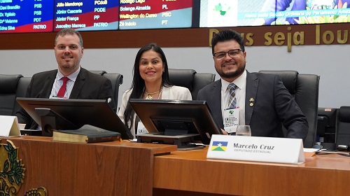 O presidente da Assembleia Legislativa de Rondônia, deputado estadual Marcelo Cruz (Patriota), está participando da 5ª Sessão Ordinária do Parlamento Amazônico que ocorre nesta quinta-feira (26) na Assembleia Legislativa do Maranhão (Alema), em São Luís (MA). O evento busca intermediar soluções para problemas enfrentados pelos estados que integram à Amazônia Legal. Além dos debates, o encontro terá uma palestra do superintendente da Agência Nacional de Petróleo (ANP), Ildeson Prates Bastos, enfocando o tema “A exploração de petróleo em águas profundas na Região Amazônica”. Em seu pronunciamento, Marcelo Cruz destacou as potencialidades do estado de Rondônia. “É um estado novo, em franco desenvolvimento e formado por homens e mulheres aguerridas que contribuem para o fortalecimento da nossa agricultura familiar assim como também o nosso boi e a nossa carne que é uma das melhores do mundo”, frisou o deputado. Para Marcelo Cruz, é essencial esse debate para se discutir as ações em prol do desenvolvimento da Amazônia Legal. “Queremos debater sobre nossa biodiversidade e sustentabilidade, criando um ambiente favorável onde possamos garantir efetividade na vida na vida do nosso povo”, acrescentou. O deputado estadual Marcelo Cruz ressaltou ainda a importância dos encontros para a resolutividade dos voos em Rondônia. “As empresas aéreas começaram a se movimentar a partir das nossas reuniões e das nossas brigas. Temos um Parlamento que está fazendo a diferença na vida do nosso povo”, disse. O Parlamento Amazônico criado pelos deputados estaduais das nove Assembleias dos estados que integram a Amazônia Legal (Acre, Amapá, Amazonas, Mato Grosso, Pará, Rondônia, Roraima, Tocantins e Maranhão). Texto: Alexandre Almeida I Secom ALE/RO Foto: Matheus Henrique / Assessoria parlamentar