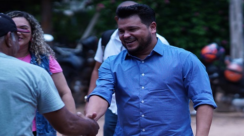 O presidente da Assembleia Legislativa de Rondônia (Alero), deputado estadual Marcelo Cruz (Patriota), realizou no último sábado (7) a entrega de uma carreta basculante e uma plantadeira na Associação de Produtores Rurais da Comunidade São Paulo (Aprucosp) no distrito de Nova Colina, em Ji-Paraná. O investimento tem o objetivo de fornecer equipamentos aos produtores rurais com o intuito de fortalecer o trabalho da agricultura familiar na Linha 78 do distrito de Nova Colina. Para o secretário Regional de Governo, Ton Esteves, o trabalho do deputado Marcelo Cruz pode ser constatado especialmente em Ji-Paraná com a destinação de recursos em prol da população. “Tenho a certeza que o governador, coronel Marcos Rocha (União Brasil), já te agradeceu porque você ajuda a desenvolver o trabalho do Governo de Rondônia e, em especial, na cidade de Ji-Paraná. O governador só está conseguindo fazer um grande trabalho por conta de pessoas como o deputado Marcelo Cruz que investem na agricultura familiar”, ressaltou. A vice-secretária da Aprucosp, Fabiane Marcela de Souza, parabenizou a união de esforços que culminou na entrega dos equipamentos agrícolas. “Quero agradecer a vereadora Juscélia Dallapicola (PSDB) por ter nos ajudado a regularizar nossa associação. Fomos bem orientados e através dela agradeço ao deputado Marcelo Cruz por ter conseguido esse apoio que vai nos ajudar a produzir ainda mais”, acrescentou. O pai da vereadora e presidente da Associação Promocional da Escola Família Agrícola Itapirema de Ji-Paraná (Apefaijip), Pedro Dallapicola, agradeceu o empenho de toda a comunidade. “Estou muito feliz por ela (Juscélia) estar dando conta do recado e ter a presença do presidente da Assembleia na associação. Não tem coisa melhor na vida do produtor rural do que ter esse investimento na aquisição desses equipamentos. O sucesso da comunidade é a participação e esse encontro é uma demonstração da força de cada um”, frisou. O prefeito de Ji-Paraná, Joaquim Teixeira, destacou o trabalho desempenhado tanto pela vereadora Juscélia Dallapicola quanto pelo deputado estadual Marcelo Cruz no desenvolvimento do município. “Sei da importância do vereador em atuar em parceria com o Executivo que nos ajuda a executar o trabalho em favor da população. É uma alegria receber o deputado Marcelo Cruz, em Ji-Paraná, pois é um deputado com uma responsabilidade muito grande em presidir a Assembleia e se dispôs a estar aqui presente em nosso município. Ji-Paraná está de portas abertas e a nossa função é retribuir todo esse trabalho realizado por esses representantes”, citou. A vereadora Juscélia Dallapicola pontuou o trabalho realizado pelo deputado Marcelo Cruz no município de Ji-Paraná. “Ele tem investido muito em nossa cidade com mais de R$ 8 milhões em emendas. Marcelo Cruz colocou calcário, muda de café, retroescavadeira, R$ 150 mil na Linha 78 e outros R$ 130 mil na Linha 82, consolidando seu compromisso com nossa cidade. O governador Marcos Rocha é um parceiro junto com a Assembleia Legislativa para o nosso município. Quero agradecer a todos os membros da associação e produtores por confiarem em nosso trabalho, pois juntos podemos fazer sempre mais”, afirmou. Segundo o deputado Marcelo Cruz, é essencial este contato com a comunidade na busca de garantir o progresso das pessoas que atuam na agricultura familiar. “Tinha que agendar um espaço para fazer a entrega desses equipamentos. O político precisa ver seriedade na gestão assim como estamos vendo na cidade de Ji-Paraná hoje. O que estiver faltando aqui na região e, estiver ao nosso alcance, quero dizer que estou à disposição. Rondônia é um estado com potencial agrícola e precisamos impulsionar cada vez mais esse setor, onde fizemos a indicação de mais de R$ 20 milhões em equipamentos e implementos agrícolas em todo estado”, disse. Ao final, Marcelo Cruz parabenizou a atuação da vereadora Juscélia Dallapicola em seu mandato. “Ela é uma vereadora do campo e é a que mais trabalha em Rondônia. É uma representante que não pede para ela, mas sim para a comunidade e isso é ser uma grande vereadora. Aproveito a oportunidade para garantir a aquisição de adubo para a região. Vamos continuar atuando em parceria e fazer muito mais investimentos para a cidade de Ji-Paraná”, encerrou. Texto: Alexandre Almeida I Secom ALE/RO Fotos: Rafael Oliveira I Secom ALE/RO