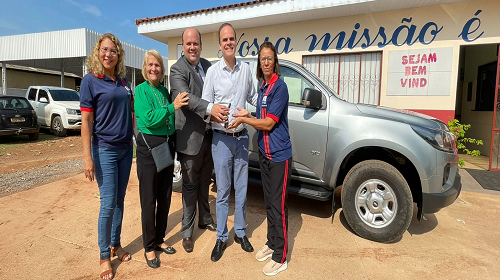 Na terça-feira (17), o deputado estadual Alan Queiroz (Podemos) entregou uma caminhonete para o Centro Social Madre Mazzarello, fruto de uma emenda parlamentar no valor de R$ 120 mil destinada por meio da Secretaria Secretaria de Estado da Assistência e do Desenvolvimento Social (Seas). Essa aquisição tem como objetivo facilitar o transporte de funcionários, suprimentos, equipamentos ou auxiliar na realização de outras atividades relacionadas às operações e missão do Cesmazza, permitindo que eles continuem desempenhando seu papel fundamental na comunidade da zona leste de Porto Velho, oferecendo apoio e oportunidades para aqueles em situação de vulnerabilidade social e pessoal. De acordo com o deputado Alan Queiroz, o centro social é de extrema importância para os jovens em situação de vulnerabilidade social e pessoal e a aquisição auxiliará no desenvolvimento de atividades. “Devido à minha formação escolar salesiana, reconheço a significativa importância deste veículo para o Cesmazza, que desempenha um papel crucial no auxílio aos jovens em situações de carência social e individual. Esta aquisição é fruto do nosso empenho em atividades sociais e estamos comprometidos com as demandas da população”, enfatizou. O Centro Social Madre Mazzarello, também conhecido como Cesmazza, dedica-se a oferecer uma variedade de serviços à comunidade local na zona leste da capital. Sua missão principal é proporcionar acolhimento e assistência a crianças, adolescentes e jovens em situação de vulnerabilidade social e pessoal, bem como às suas famílias, seguindo os princípios da pedagogia salesiana. A instituição busca promover a cidadania ativa por meio de cursos de geração de renda, programas de capacitação profissional, apoio pedagógico, atividades artísticas e culturais.image.png Texto: Ian Machado / Assessoria parlamentar Foto: Assessoria parlamentar