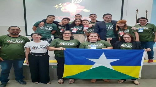 A delegação de jovens cientistas, que integram o Instituto Movimento Científico da Amazônia – Mocam, ganhou o prêmio internacional do Fórum Espacial Austríaco, com o projeto Memória Olfativa, na quinta-feira (26), em Campo Grande (MS). A equipe é composta por nove alunos e cinco professores da Rede Pública Estadual de Ensino, com incentivo do Governo de Rondônia. Por meio da Secretaria de Estado da Educação – Seduc, o projeto educacional Memória Olfativa, orientado pela professora da rede estadual Diva Antunes Requenha, competiu com 900 jovens cientistas de todo o país e foi um dos cinco premiados pelo Fórum, tendo sido avaliado pelo astronauta analógico Gernot Groemer e pelo coordenador educacional do Fórum, Andreas Pfarl. Segundo a titular da Seduc, Ana Pacini, essa premiação evidencia o quanto os estudantes de Rondônia vêm crescendo e mostrando competência mediante várias áreas do saber. “O prêmio proporciona a esses jovens a perspectiva de que podem se tornar cientistas e que, a ciência é algo bom e está cada vez mais acessível a todos. Pensamento científico, curiosidade, métodos de análise, trabalho em equipe e muita criatividade para resolver problemas das mais diversas ordens, são algumas das aprendizagens conquistadas pelos estudantes em oportunidades como esta”, ressaltou. O PROJETO O projeto Memória Olfativa utiliza aromas amazônicos como ferramenta que, estimula a memória dos alunos com a finalidade de potencializar a aprendizagem. Para a estudante Victória Kássia, foi um momento emocionante. “Uma pessoa que me inspira aprovou o meu projeto. Senti que tenho a capacidade de ajudar a sociedade e isso me dá motivação para sempre continuar estudando”, afirmou. DELEGAÇÃO Participaram da delegação: Escola Estadual Mariana, de Porto Velho; Colégio Tiradentes da Polícia Militar – CTPM VIII, de Rolim de Moura; Escola Santa Marcelina – Marcelo Candia; BR-364, de Porto Velho; Escola Estadual Professor João Bento da Costa, de Porto Velho; Escola Estadual Arthur da Costa e Silva, de Alto Alegre dos Parecis; e Escola Estadual Marechal Rondon, de Buritis. Fonte Texto: Ananda Carvalho Fotos: Instituto Mocam Secom - Governo de Rondônia