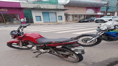 Policiais da equipe do Cavalo de Aço do Batalhão de Polícia de Trânsito – BPTran, realizavam patrulhamento na última terça-feira, na rua Campos Sales, quando observaram uma dupla em uma motocicleta Honda CG 160 Fan ESDI em atitude suspeita e decidiram realizar um acompanhamento para abordá-la. Durante a perseguição, os suspeitos percorreram diversas ruas, incluindo a Quintino Bocaiúva, Júlio de Castilho, Benjamin Constant e novamente a rua Campos Sales. Enquanto a perseguição estava em andamento, a guarnição notou que os indivíduos descartaram um aparelho celular na rua Benjamin Constant, em frente ao quartel do BPTran. Após a abordagem na rua Campos Sales com a rua Pinheiro Machado, foram encontrados mais dois celulares de procedência duvidosa com os suspeitos. Em contato com o Centro Integrado de Comando e Controle – CICC, a guarnição recebeu informações de que os dois indivíduos estavam com características físicas e vestimentas que coincidiam com dois suspeitos que havia acabado de cometer um roubo de celular na rua Joaquim Nabuco. Posteriormente, os detidos confessaram que a motocicleta em que estavam era roubada, alegando tê-la comprado no dia anterior. Em seguida, os militares conseguiram localiza o verdadeiro dono da motocicleta, que se deslocou ao DEFLAG a reconheceu. Diante desses fatos, os direitos constitucionais foram lidos aos conduzidos, que receberam voz de prisão e foram encaminhados ao Departamento de Flagrantes para as medidas cabíveis. Texto: Seção de Comunicação Social do BPTran Imagens: Boletim de Ocorrência Policial