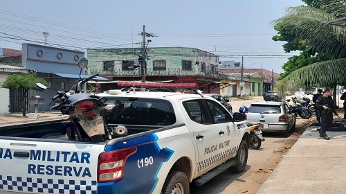 Na última sexta (13), uma operação do Batalhão de Polícia de Trânsito – BPTran resultou na prisão de três suspeitos envolvidos em um suposto plano de assalto a uma vítima que se dirigia a um banco. A guarnição do Cavalo de Aço do BPTran tomou conhecimento de um veículo Gol prata, com placa registrada como um caminhão Mercedes Benz de cor branca, circulando na Rua Getúlio Vargas, no bairro Liberdade. O veículo era acompanhado por uma motocicleta Honda/CG Fan 160 preta sem placa. Os policiais iniciaram patrulhamento pela área central da capital e tiveram êxito em localizar os veículos na Rua Duque de Caxias, próximo à Rua Joaquim Nabuco. Durante a abordagem, os policiais encontraram três indivíduos no interior do veículo. Na revista pessoal de um deles, foi encontrada uma Pistola Taurus G2C calibre 9mm com numeração raspada, acompanhada de um carregador contendo onze munições do mesmo calibre. A busca pessoal em um dos homens abordados resultou na descoberta da chave da motocicleta Honda/CG Fan 160 preta, que estava sem placa. Ao verificar a numeração do chassi e do motor da motocicleta, foram identificados vestígios de adulteração, incluindo identificações alfanuméricas desalinhadas e fora dos padrões do fabricante. Pesquisas posteriores confirmaram que a motocicleta era clonada, uma vez que o verdadeiro proprietário informou que sua motocicleta estava na garagem de sua residência, o que foi verificado pela guarnição do BPTran. Durante o procedimento de revista, os militares receberam apoio da guarnição do CPOC. Na presença dos policiais, um dos conduzidos confessou que o grupo planejava um roubo a uma vítima que se dirigia a um banco, situado a aproximadamente 150 metros do local da abordagem. A vítima estava carregando uma quantia significativa de dinheiro, e os suspeitos alegaram ter o apoio de um veículo HB20S. Ao serem constatados os fatos, os suspeitos receberam voz de prisão e foram conduzidos ao Departamento de Flagrantes, a fim de que se tomem as medidas legais cabíveis. Texto: Seção de Comunicação Social do BPran Imagens: Boletim de Ocorrência Policial