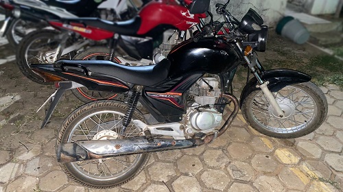 O crime aconteceu no início da madrugada desta segunda-feira, 16, na Av. das Seringueiras, segundo distrito da cidade, quando a vítima estacionou seu veículo e adentrou a um estabelecimento comercial e ao retornar 40 minutos depois percebeu que havia sido furtado. A Polícia Militar foi acionada e com as características da motocicleta passou a patrulhar as imediações. Minutos depois se deparou com o veículo sendo ocupado por dois indivíduos transitando em sentido contrário ao da guarnição de radiopatrulha. Foi realizado um acompanhamento e os indivíduos abandonaram a motocicleta na Rua Q, bairro BNH e em seguida entraram em uma residência, sendo acompanhados pelos militares que os detiveram. Foi constatado que se tratavam de dois menores de idade. Eles disseram que pegaram a motocicleta com a chave na ignição para praticar manobras pela cidade e posteriormente abandonariam o veículo. O veículo recuperado foi entregue na Unidade Integrada de Segurança Pública – UNISP juntamente com os menores e seus responsáveis para que fossem tomadas as medidas cabíveis. Texto: P5 do 2º BPM | SGT PM Soares Informações e foto: Boletim de Ocorrência Policial