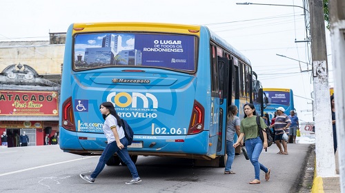 Por determinação do prefeito Hildon Chaves, a Secretaria Municipal de Trânsito, Mobilidade e Transporte (Semtran), buscando melhorar a frequência e reforçar algumas linhas, tem ampliado a oferta de ônibus para diversas rotas, atendendo passageiros de todas as regiões de Porto Velho. Nesta terça-feira (17), entraram em operação as linhas Guaporé 221, Interbairros 030, Interbairros 040, Grande Circular A e a Grande Circular B, via Porto Velho Shopping, todas reforçando o atendimento aos moradores da zona Sul da capital. "A meta é aumentar a oferta de linhas, melhorar a frequência e oferecer um transporte coletivo cada vez melhor e que atenda a nossa população. Agora, estamos ampliando esse serviço na zona Sul, que já era atendida pelas linhas Norte Sul, Cohab Floresta, Novo Horizonte e Cidade Nova", informou o secretário da Semtran, Anderson Pereira. De acordo com o secretário, com as novas linhas implantadas, o número de viagens diárias saiu de mais de 800 para superar as 900 ao dia. "Serão mais de 100 viagens diárias aumentadas com essas novas linhas, cerca de 3.400 mensalmente, e devemos seguir ampliando esse número, para oferecer uma melhor qualidade no nosso transporte coletivo". Segundo o secretário, "as linhas Norte Sul e Cohab Floresta possuem bastante veículos, mesmo assim ocorre lotação e seus itinerários são muitos extensos, por isso optamos em retornar as linhas Grande Circular A e B, Guaporé e Interbairros, com os mesmos percursos que eram realizados antigamente. O Interbairros liga praticamente todas as zonas da cidade". Anderson Pereira disse ainda que "a zona Leste será a próxima região que receberá melhorias, tendo em vista a demanda já existente e o aumento de passageiros, com a entrega pela Prefeitura de várias casas populares na região". CONVITE O secretário fez um convite à população para prestigiar, no próximo dia 18 de novembro, às 9h, na nova avenida Santos Dumont, a chegada de 24 novos ônibus na frota da capital, além de dois micro-ônibus para a inclusão social, numa novidade que será apresentada pelo prefeito Hildon Chaves. MAIS ÔNIBUS Na zona Leste, já foram implementadas mudanças. Na linha que atende o residencial Cristal da Calama, o itinerário agora inclui o bairro Planalto para reforçar a capacidade de embarque e desembarque de passageiros, beneficiando os usuários das linhas Cristal da Calama, 4 de Janeiro e Guajará. As linhas Presidente Roosevelt e Esperança da Comunidade foram reforçadas. Já na zona Norte, a linha 310 - Alphaville, também foi desmembrada, passará a ter um ônibus próprio, além da linha 313 (Nova Esperança) que passou a contar com dois ônibus. UNIR A linha 211, que atende aos universitários do Campus Unir, na BR-364, passou a contar com mais um ônibus, sendo agora um total de cinco ônibus à disposição dos estudantes universitários, reforçando e ampliando o acesso ao transporte público, contemplando uma categoria que necessita desse amparo para garantir a chegada à Unir. INFORMAÇÕES Os usuários poderão obter mais informações sobre as mudanças no site da Semtran e do Consórcio COMPVH, além do aplicativo CittaMobi. Para denúncias e sugestões, o número de WhatsApp (69) 98471-1870 está disponível para mensagens, ou pelo e-mail dtr.semtran@gmail.com. Texto: Eranildo Costa Luna Foto: Felipe Ribeiro Superintendência Municipal de Comunicação (SMC)