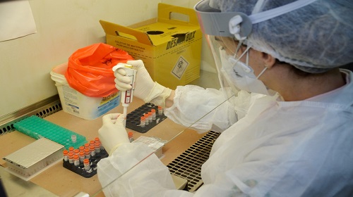 Com o objetivo de garantir praticidade e agilidade na regulação da saúde, a Secretaria de Estado da Saúde – Sesau disponibilizou o contato da Central de Regulação Ambulatorial e de Exames – Cerae, para que o usuário do Sistema Único de Saúde – SUS, possa acompanhar informações sobre agendamentos de consultas, exames e cirurgias eletivas mediante uso do aplicativo WhatsApp ou ligação, na segunda-feira (2). O secretário de Estado da Saúde, Jefferson Rocha destacou que, “essa iniciativa foi um meio de oferecer o suporte e transparência à população rondoniense. Sabemos qual é a demanda da saúde para exames, consultas e cirurgias, com isso, os contatos oferecem um atendimento com qualidade e prioridade”, afirmou. Os contatos para ligação podem ser feitos pelo número 0800 647 5051 e o contato de WhatsApp para exames e consultas é (69) 9 9275 – 4645 e para andamento de cirurgias eletivas, (69) 9 8482 – 1421. O coordenador da Regulação, Stenio Andrade afirmou que, a estratégia tem o intuito de beneficiar os cidadãos. “Esse serviço, conta com uma equipe a postos para atender e guiar qualquer usuário SUS que aguarda ou queira agendar consultas e exames”, ressaltou. SERVIÇO A Central de Regulação possui um trabalho social com a população do Estado, contribui para o fluxo na execução de consultas, exames, procedimentos especializados e ambulatoriais. O serviço oferece acesso à saúde para o usuário do Sistema Único de Saúde – SUS utilizando protocolos clínicos e operacionais. Fonte Texto: Lara Lívia Fotos: Ítalo Ricardo Secom - Governo de Rondônia