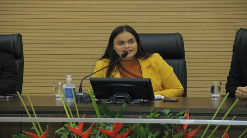 Na segunda-feira (16), o plenário da Assembleia Legislativa de Rondônia teve como pauta mais uma vez o aumento do Imposto sobre Circulação de Mercadorias e Prestação de Serviços (ICMS). Participaram representantes de associações do agronegócio, produtores rurais, empresários, deputados e o senador Jaime Bagattoli. Durante a reunião a deputada estadual Dra. Taíssa Sousa, que luta contra a lei sancionada pelo governador Marcos Rocha, informou a todos que protocolou no Tribunal de Justiça do Estado de Rondônia, uma Ação Direta de Inconstitucionalidade (ADI), contra e Lei publicada pelo Governo, por vício formal do processo legislativo. A reunião, que teve início às 9h, permitiu que diversos participantes expressassem suas preocupações e visões sobre o impacto do aumento do ICMS. Os representantes das associações voltadas para o agronegócio enfatizaram o possível impacto negativo nas atividades rurais, que são pilares econômicos importantes no estado. Além disso, os produtores rurais presentes compartilharam suas apreensões quanto aos custos crescentes que podem afetar a competitividade de seus produtos. O aumento do ICMS tem gerado grande preocupação entre os setores envolvidos, e a medida tomada pela Dra. Taíssa é uma luta contra a nova legislação que prejudica não apenas empresários, mas também toda população rondoniense. “O povo rondoniense já sofre com preços altos em diversos setores. Estamos trabalhando para garantir que essa situação não seja prejudicial aos setores envolvidos e toda população do estado”, afirma Dra. Taíssa Sousa. Essa discussão certamente continuará a ser um tema central na agenda política do estado, com a procura de medidas que busquem equilibrar as necessidades financeiras com os impactos sobre a economia local. A deputada Dra. Taíssa, ao lado de outros parlamentares lideraram a pauta durante a discussão e seguem tentando articular com o Governo do Estado uma solução para o então sancionado, Projeto de Lei (PL) 237. Fonte:Assessoria