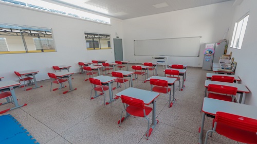 A Secretaria Municipal de Educação (Semed) informa que a Chamada Escolar 2024 em Porto Velho será adiada para a próxima quinta-feira (23) mediante problema técnico no sistema de inscrições on-line. De acordo com a secretária titular da pasta de educação, Gláucia Negreiros, a Semed resolveu adiar o início das inscrições, que é feita na modalidade on-line. "Estamos aguardando a equipe técnica ajustar o sistema e a previsão é que volte a funcionar na próxima quinta-feira (23), data em que iniciaremos oficialmente a Chamada Escolar para os alunos que não fazem parte da rede municipal. Pedimos desculpas pelo transtorno e aproveitamos para tranquilizar todos os pais e responsáveis, pois haverá tempo hábil para que todos possam efetuar essa pré-matricula", comentou a secretária. A organização da Chamada Escolar é destinada exclusivamente a estudantes que não estão matriculados na rede pública municipal de ensino e residentes na zona urbana, e aos estudantes que estão fora de sala de aula. O número de vagas será contabilizado pelas escolas e enviado à Semed, após o reordenamento de estudantes com o encerramento do ano letivo de 2023. Terão prioridade às vagas, de acordo com a disponibilidade nas unidades escolares, as crianças que apresentarem as especificidades com documentos comprobatórios, de pessoas com deficiência (PCD), crianças que estejam sob a guarda de mulher vítima de violência doméstica ou familiar, famílias beneficiadas pelo Programa Federal “Bolsa Família”, famílias com mães economicamente ativas, que morem próximo à escola e que tenha irmão (ã), já matriculado na unidade escolar. INSCRIÇÕES No ato da inscrição on-line, o responsável legal deverá ter em mãos os seguintes documentos ou informações: - Certidão de Nascimento da criança/adolescente; - Número do CPF da criança/adolescente; - Cartão do SUS; - RG e CPF do responsável legal; - Comprovante de endereço; - Cartão do Programa Bolsa Família, se for beneficiário; - Número de telefone para contato; - Endereço de e-mail; - Se estudante, Histórico Escolar ou Declaração de Escolaridade. Durante a inscrição, o responsável poderá selecionar até três opções de escolas, observando sempre a localização nas proximidades de sua residência. É importante ressaltar que a Chamada Escolar não é matrícula. Isto é, após a divulgação dos resultados das vagas, os pais ou responsáveis deverão realizar as matrículas. Texto: SMC Foto: Leandro Morais Superintendência Municipal de Comunicação (SMC)