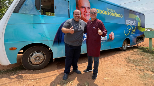 A saúde bucal é fundamental para o bem-estar geral de uma pessoa. Em Rondônia, as consultas odontológicas realizadas pelo projeto social do deputado estadual Alan Queiroz (Podemos) ajudam a prevenir doenças bucais e se concentram em resgatar a autoestima da população. Com quase 20 anos, em seu início os atendimentos eram feitos por Júnior Queiroz (Podemos), vereador e irmão do deputado Alan Queiroz. O parlamentar se formou e passou a atender no consultório móvel, o famoso trailer e contou com a ajuda das filhas, que seguiram o mesmo caminho profissional e foram estagiárias do projeto por um período. O projeto iniciou apenas com atendimentos odontológicos, mas logo ampliou para consultas médicas realizadas por seu irmão. No último sábado (28), foi inaugurado o ônibus odontomédico, nova fase do “Todos têm direito a sorrir”. O trailer passará por reformas e seguirá atuando nos bairros da capital rondoniense, enquanto o ônibus atenderá o interior do estado. Além disso, o projeto incluirá o acompanhamento pré-natal para mães que não tiveram a oportunidade de ter acesso a um médico obstetra. Com o objetivo de resgatar a autoestima e cuidar da saúde física e bucal da população, o deputado Alan Queiroz ressaltou a importância do projeto. “Estamos em busca de restaurar a saúde bucal e a estética dos dentes, além de garantir um atendimento médico social de qualidade à população rondoniense. Esse projeto realizado há quase 20 anos reforça o nosso compromisso com a saúde pública”, frisou. De acordo com o vereador Júnior Queiroz, o projeto é um exemplo inspirador de como o compromisso com a saúde bucal e o atendimento médico de qualidade podem fazer a diferença na vida das pessoas em Rondônia. “A saúde bucal e o acesso a atendimento médico de qualidade são prioridades essenciais para o bem-estar de nossa comunidade, e o projeto 'Todos têm direito a sorrir' é um exemplo de compromisso real com o cuidado da população”, disse. Em 2024, o projeto “Todos têm direito a sorrir” completa 20 anos e é um exemplo de como a ação social pode fazer a diferença real na vida das pessoas, beneficiando a população de Rondônia e servindo como um modelo inspirador para a promoção da saúde e bem-estar em outras comunidades. A dedicação do deputado Alan Queiroz, do vereador Júnior Queiroz e toda a equipe envolvida demonstra como a saúde bucal e o atendimento médico de qualidade são essenciais para melhorar a vida das pessoas e fortalecer o compromisso com o bem-estar geral da sociedade. Texto: Ian Machado / Assessoria parlamentar Foto: Assessoria parlamentar