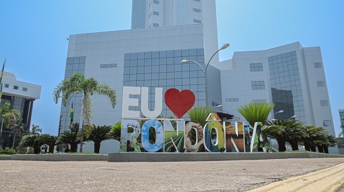 A Assembleia Legislativa de Rondônia (Alero) alcançou um marco significativo ao elevar seu índice de transparência para um patamar histórico no Programa Nacional de Transparência Pública, sob à presidência do deputado estadual Marcelo Cruz (Patriota). A Casa de Leis registrou um índice de 93,78% em transparência, conquistando assim a classificação Ouro. O anúncio foi feito durante o evento “Transparência em Foco” em Brasília (DF), promovido pela Associação dos Membros dos Tribunais de Contas do Brasil (Atricon), em parceria com o Tribunal de Contas da União (TCU) e o Tribunal de Contas do Estado de Mato Grosso (TCE-MT). O resultado representa um salto considerável com relação ao ano passado, quando a Alero já havia atingido o nível Prata, com 83,27% de transparência. A avaliação, que contou com a participação de equipes dos trinta e três Tribunais de Contas do país, além de informações dos controles internos dos estados, municípios e do Distrito Federal, consolidando o empenho e a dedicação da gestão do deputado Marcelo Cruz à frente da presidência da Casa de Leis. "Desde o início do mandato tenho ressaltado a importância de um trabalho com transparência no Parlamento como um pilar fundamental para a confiança pública e a boa governança. As medidas implementadas incluem maior acesso à informação, transparência nas decisões e nos processos legislativos, além de uma comunicação mais efetiva com a sociedade", frisou o parlamentar. A elevação para o nível Ouro reflete não apenas o trabalho interno da Assembleia Legislativa, mas também a colaboração com os órgãos de controle e a sociedade civil, com o objetivo de aprimorar constantemente os mecanismos de transparência e de prestação de contas. "Este avanço na transparência é um passo significativo para o fortalecimento da democracia em Rondônia, proporcionando aos cidadãos maior clareza e acesso às atividades legislativas. Além disso, estabelece um precedente importante para outras instituições governamentais em termos de governança e responsabilidade pública", encerrou Marcelo Cruz. Acesse o link do radar: https://radar.tce.mt.gov.br/extensions/radar-da-transparencia-publica/panel.html Texto: Secom ALE/RO Foto: Rafael Oliveira I Secom ALE/RO