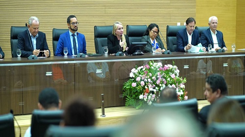 A Assembleia Legislativa de Rondônia (Alero) realizou uma sessão solene nesta segunda-feira (6) para homenagear o jornal Diário da Amazônia pelos seus 30 anos de fundação, bem como aos fundadores, diretores, gerentes, autoridades e colaboradores. O Requerimento Nº 539/23 foi proposto pela deputada estadual Ieda Chaves (União Brasil) e aprovado por unanimidade. Na abertura da sessão, Ieda Chaves destacou o trabalho do Diário da Amazônia na cobertura dos fatos relevantes do estado de Rondônia. "Eu tenho certeza de que ao longo desta caminhada tiveram muitas pessoas importantes que fizeram a diferença e contribuíram para que pudessem chegar até aqui. Então, parabéns por esse olhar, por ter acreditado em nosso Estado ainda na década de 1970", disse. O fundador do jornal, Assis Gurgacz, também discursou na Sessão. Ele lembrou que as atividades do veículo de comunicação foram iniciadas no dia 13 de setembro de 1993, sendo o primeiro jornal informatizado da região. "Lembro-me como se fosse hoje do dia em que fundamos o Diário da Amazônia. Era um sonho que se tornava realidade. Hoje, 30 anos depois, temos muito orgulho do trabalho que nossos colaboradores têm feito e que sempre pautaram e fizeram um grande trabalho, sempre procurando levar a verdade e a informação ao estado de Rondônia", narrou. Jornalismo comprometido Airton Pedro Gurgacz, que também é um diretor fundador do periódico, agradeceu a homenagem pelo trabalho desenvolvido pelos profissionais. "Eles sempre pautaram um jornalismo para levar a verdade e informação ao estado inteiro, com todas as coisas bem esclarecidas. A gente sempre ouviu e viu isso. Acompanhamos, vivenciamos e estamos aqui", contribuiu. Acir Marcos Gurgacz fez um agradecimento à Casa de Leis pela aprovação da homenagem e fez um resgate histórico do trabalho de desbravamento de Rondônia. "Parece que foi ontem que descerramos aquela placa e começamos a trabalhar. Mas, o Diário da Amazônia nasceu, eu diria, por uma necessidade de uma imprensa livre, com verdade e justiça. Neste sentido, fico apenas no agradecimento à nossa equipe de colaboradores, que fazem a diferença. Não tenho dúvidas de que vamos continuar e vamos continuar o impresso por mais um tempo, fortalecendo a democracia do país", expressou ao fazer uso da palavra. Contribuição ao Estado "Essa homenagem não é particular da Alero, é de todo o povo. Não só pelos 30 anos deste informativo, jornal de muito respeito. Mas, ao seu Assis e sua família. A fundação não foi um ato isolado, pois já constava um apreço ao território, ao atual estado de Rondônia. Em função deste coração generoso e apego da família, digo que estou muito satisfeito pela homenagem, por ter sido merecedor", comentou o ex-governador à época, Assis Canuto. A Defensoria Pública do Estado de Rondônia (DPE-RO) foi representada pelo defensor público Fábio Roberto de Oliveira Santos. De acordo com ele, é necessário lembrar que a identidade precisa ser valorizada e, bem como, a sua história na construção de um estado. "Penso que o labor de vocês há 30 anos atrás era muito difícil, a comunicação não era tão rápida. Esse Grupo [Gurgacz] naquela época eram os olhos dos grupos socialmente vulneráveis. Portanto, desejo mais 30 anos de excelência, competência e defesa dos vulneráveis", contribuiu. Já a superintendente do Ministério do Trabalho e Emprego (MTE), Tereza Janete, ao fazer uso da palavra, lembrou que falar de jornalismo é falar de grandes profissionais, de programas mais dinâmicos, precisos e rápidos. "A gente fala em transparência, gestão e operacionalização são ícones que o trabalho exige e, estar aqui hoje é gratificante. Agradeço a oportunidade de me colocar no portfólio de vocês que a Superintendência", falou. O Diário da Amazônia foi o primeiro jornal informatizado da região e teve como missão inicial informar os moradores locais sobre os acontecimentos regionais, nacionais e internacionais, além de promover o desenvolvimento da região. Desde a sua criação, em 1992, os fundadores investiram em tecnologia e profissionalismo, contratando os melhores profissionais da imprensa e técnicos. Logo de início, o jornal passou a circular de segunda a domingo em todos os municípios de Rondônia e também no Acre, Manaus, Brasília e outras capitais. Nos últimos anos, os principais jornais brasileiros fecharam ou se tornaram online devido à evolução de outros meios de comunicação promovida pelo avanço da internet, mas ainda assim, o Diário da Amazônia se mantém firme e forte, com uma equipe comprometida em levar informação de qualidade para os leitores. Texto: Etiene Gonçalves / Assessoria parlamentar Fotos: Rafael Oliveira I Secom ALE/RO