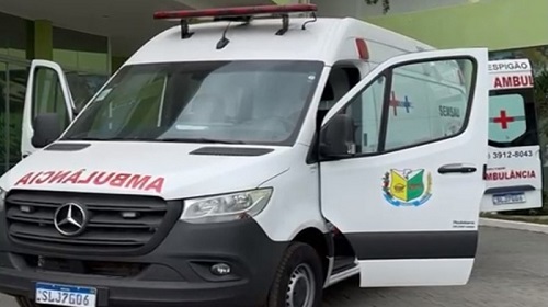 O deputado estadual Luizinho Goebel (PSC) entregou nesta semana no município de Espigão do Oeste, uma ambulância UTI móvel, no valor de R$ 350 mil, e outra emenda parlamentar para aquisição de um moderno aparelho de Raio- x, no valor de R$ 500 mil, para a saúde do município. Os recursos são oriundos de emenda parlamentar e foram utilizados para melhorias no hospital do município. A ambulância UTI móvel e o aparelho de radiologia impactam positivamente na saúde de Espigão do Oeste, evidenciando o esforço contínuo do deputado para atender às necessidades da comunidade. Luizinho Goebel destaca sua sensibilidade para as questões de saúde, reconhecendo a importância desse setor para a população de Espigão. Ele reafirmou seu compromisso em atender às necessidades locais por meio de seu mandato na Assembleia Legislativa de Rondônia. “Saúde é uma das prioridades do nosso mandato na Assembleia Legislativa. Por isso, atuamos para que as políticas públicas e o acesso a serviço de qualidade cheguem cada vez mais ao rondoniense, sobretudo, nas regiões mais carentes do estado”, pontuou o deputado. Estiveram presentes no evento: o deputado estadual Luizinho Goebel, prefeito do Município, Welinton Pereira Campos, vereadores, secretários municipais e funcionários da saúde municipal. Texto: Wilmer G. Borges / Assessoria parlamentar Foto: Assessoria parlamentar