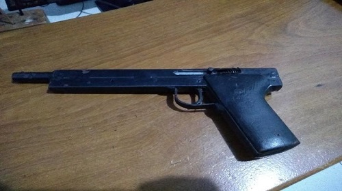 Na noite de sexta-feira, 17, Policiais do 3º Batalhão de Polícia Militar prenderam um homem que portava uma arma de fabricação caseira no município de Corumbiara. O suspeito foi apresentado na Delegacia de Polícia Civil de Cerejeiras Ocorrência policial Uma equipe da Polícia Militar recebeu informações que, em um determinado bar do município havia um homem portando uma arma de fogo. E após colher todas as informações, a equipe foi ao local, identificou o suspeito e realizou a abordagem. Com o suspeito, os militares encontraram uma arma de fogo do tipo garrucha, de fabricação caseira no calibre .22 municiada, e mais seis munições em seu bolso. O suspeito recebeu voz de prisão e foi conduzido e apresentado, juntamente com a arma apreendida, na Delegacia de Polícia Civil de Cerejeiras. Texto: Seção de Comunicação Social do 3º BPM Fonte e foto: Siseg