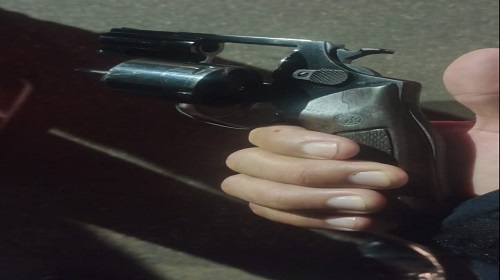 Na última sexta-feira, 10, a Operação Lei Seca, realizada pelo Batalhão de Trânsito – BPTran em parceria com o Departamento Estadual de Trânsito – DETRAN, foi marcada pela apreensão de uma arma de fogo durante abordagem policial. Enquanto realizavam abordagens, os policiais notaram um comportamento suspeito em um dos condutores abordados, que apresentou nervosismo e pressa em deixar o local. Tendo em vista a situação, os policiais decidiram realizar uma busca veicular no automóvel conduzido por ele. Debaixo do banco do veículo, foi encontrado um revólver calibre .38, contendo cinco munições intactas. Ao questionar o condutor sobre a propriedade da arma, este afirmou que a utilizava para sua defesa, no entanto, não apresentou qualquer documentação pertinente ao objeto. Diante dos fatos, os policiais procederam com a voz de prisão, informando ao conduzido os seus direitos constitucionais. Em seguida, o indivíduo foi encaminhado até a Delegacia local, visando a apresentação perante adoção das providências legais cabíveis. Texto: Seção de Comunicação Social do BPTran Imagens e Fonte: Boletim de Ocorrência Policial