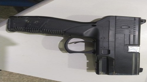 A Polícia Militar do Estado de Rondônia apreendeu dois adolescentes por roubo em residência, nesta tarde de segunda-feira, 10, na cidade de Ariquemes. A guarnição chegou aos infratores, após tomar conhecimento de um roubo, que aconteceu no bairro Setor 06, quando três indivíduos armados renderam as vítimas e roubaram diversos objetos da residência e iniciaram diligências no intuito de localizar os infratores. Durante o patrulhamento no bairro Nova União 01, os policiais avistaram os adolescentes trafegando em duas bicicletas com características físicas semelhantes com que as vítimas repassaram na informação do roubo. Um deles ao perceber a aproximação da viatura policial empreendeu fuga, deixando seu amigo para trás. Na abordagem do adolescente que ficou, este informou que seu amigo fugiu pois estaria com uma pistola, ao ser questionado sobre o roubo ocorrido horas antes, ele assumiu autoria e relatou que o outro adolescente também era uns dos infratores do roubo e os objetos estariam na residência da mãe de seu parceiro e prontificou a levar a guarnição até a propriedade para averiguarem. Ao chegar no local informado, foi feito contato com a genitora do adolescente sobre a presença policial, a qual concedeu a entrada dos militares na propriedade. Enquanto policiais revistavam a casa, o motorista da viatura ficou no carro, e visualizou o jovem que tinha fugido chegando na esquina. Ele, ao ver a PM tentou fugir novamente mas não obteve sucesso. Com ele foi encontrado um simulacro de pistola com um carregador. O jovem nega a participação no roubo, mas a pistola foi reconhecida pela vítima com uma das armas usadas na ação. Os adolescentes apreendidos falaram que os objetos ficaram com o terceiro comparsa, mas não foram localizados. Diante dos fatos, os adolescentes foram conduzidos a Unisp para as devidas providências. Texto: P-5 do 7º BPM / PVSA Letícia Fonte e fotos: Boletim de Ocorrência