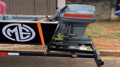 Na manhã de quinta-feira, 09, Policiais do 3º Batalhão de Polícia Militar recuperaram um barco poucas horas após a comunicação do furto no município de Vilhena. O bem recuperado foi entregue na Unidade Integrada de Segurança Pública (Unisp) de Vilhena. Ocorrência policial A Central de Operações da Polícia Militar recebeu uma solicitação para atendimento de uma ocorrência de furto. No local, a vítima relatou aos policiais que havia deixado seu barco com carretinha e motor, cadeados em frente à sua empresa e, ao chegar pela manhã notou que os bens haviam sido furtados. Equipes da PMRO iniciaram diligências e, ao receberem uma informação passada de forma anônima, os militares realizaram buscas no setor de chácaras próximo a BR 435, e lograram êxito em localizar os bens subtraídos, que estavam escondidos dentro de uma mata. Os bens recuperados foram entregues na Unidade Integrada de Segurança Pública (Unisp) de Vilhena. Texto: Seção de Comunicação Social do 3º BPM Fonte: Siseg