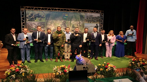 O Batalhão de Polícia de Fronteira e Divisas – BPFron comemorou na tarde desta segunda-feira, 20 de novembro, no teatro Guaporé, em Porto Velho, 4 anos de criação, com atuação direta no combate aos crimes fronteiriços, fortalecendo medidas preventivas e repressivas nas fronteiras do Estado de Rondônia. A formatura alusiva ao aniversário de 4 anos da Unidade Especializada da Polícia Militar do Estado de Rondônia contou com a presença do comandante-geral da Corporação, coronel PM Regis Braguin, a diretora de Gestão do Fundo Nacional de Segurança Pública, do Ministério da Justiça, doutora Larissa Abdalla Britto, dos deputados estaduais, Cirone Deiró, Cássio Góis, Edevaldo Neves, juiz de direito Lucas Flores e outras autoridades militares e civis do Estado de Rondônia. De acordo com a programação, a tropa foi apresentada pelo comandante do BPFRON, tenente-coronel Jairo, ao coronel PM Braguin, seguindo com uma intercessão religiosa, e após o canto do hino Céus de Rondônia. Foi apresentado aos participantes do evento, um vídeo institucional produzido e editado pelo setor de Comunicação Social do BPFron, com imagens de diversas ações operacionais da unidade. O BPFRON apresentou uma grande evolução ao longo desse período, representada pelos índices recordes de produtividades. O Batalhão tem o apoio social em toda região de fronteira onde atua e apresentou números de ocorrências, os quais demonstram o prejuízo ao crime organizado que ultrapassa a marca de R$ 92 mil. Pois, de acordo com o tenente-coronel PM Jairo, esta marca está diretamente ligada à evolução tecnológica e ao apoio do governo do Estado na formação e aperfeiçoamento dos operadores de fronteira, que são os responsáveis pelos resultados expressivos. O tenente-coronel PM Jairo, em suas palavras, destacou positivamente todo o êxito do BPFron, enaltecendo os policiais que fazem parte da unidade e dedicam-se diuturnamente no combate aos crimes transfronteiriços, e os investimento realizado pela Secretária de Estado da Segurança, Defesa e Cidadania – SESDEC, bem como o apoio do Ministério da Justiça, por meio da Secretaria Nacional de Segurança Pública – SENASP, além da capacitação dos operadores de fronteira, visando ao fortalecimento nas ações repressivas aos crimes transfronteiriços. Em seguida, as demais autoridades tiveram a oportunidade de expressar os votos de felicitações, os quais elogiaram e reconheceram a importância que o BPFron ocupa hoje no Estado de Rondônia, em relação à segurança pública, no combate ao tráfico de drogas, tráfico internacional de arma de fogo, munições, contrabando, descaminho e pirataria, evasão de divisas, roubo e furto de veículos. Os dados apresentados revelam a produtividade do Batalhão de Polícia de Fronteira e Divisas que atua em uma fronteira de 1.342 km de linha divisória com a Bolívia, também resultado do apoio do Governo do Estado, com apoio do Ministério da Justiça, irá ainda mais investir na unidade, fortalecendo o combate ao crime organizado em Rondônia. Fotos: Cabo PM Edixon Herrera Fonte: Diretoria de Comunicação Social da Polícia Militar de Rondônia