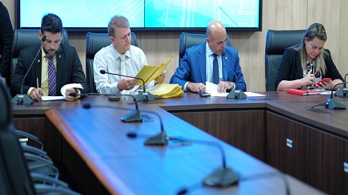 A Comissão de Constituição e Justiça e de Redação (CCJR) votou projetos sobre a abertura de créditos adicionais para o governo do estado. As discussões aconteceram durante a 20ª reunião ordinária da comissão, na manhã desta terça-feira (14). A comissão aprovou o Projeto de Lei 241/2023, que autoriza o Poder Executivo a abrir crédito adicional especial, por anulação, até o valor de R$ 3.353.757,80, em favor do Corpo de Bombeiros Militar (CBM). A proposição teve parecer favorável do relator Jean Mendonça (PL). Os deputados também avaliaram o Projeto de Lei 221/2023, que autoriza o Poder Executivo a abrir crédito adicional suplementar, por anulação, até o valor de R$ 5.380.000,00, destinado à Procuradoria-Geral do Estado (PGE). A comissão acompanhou o voto favorável da relatora Dra Taíssa (PSC). A CCJR ainda discutiu e votou sobre outros projetos de lei. A população pode acompanhar as reuniões presencialmente, ou pelo canal da TV Assembleia, 7.2, ou ainda pelo canal no YouTube. As reuniões da comissão acontecem às terças-feiras, às 10h, no Plenarinho 2. Mais informações acerca dos projetos podem ser encontradas no Sistema de Apoio ao Processo Legislativo (Sapl). Texto: Eliete Marques I Secom ALE/RO Foto: Rafael Oliveira I Secom ALE/RO