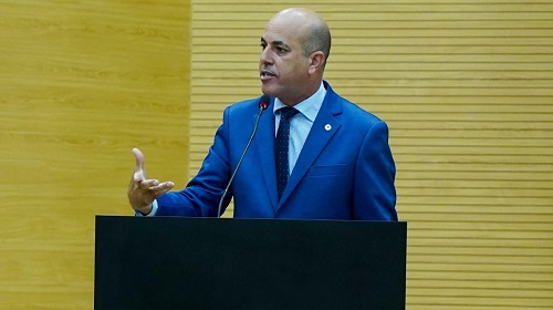 Na sessão ordinária desta terça-feira (14), o deputado estadual Ismael Crispin fez um apelo importante ao Governo de Rondônia, sobre a necessidade de uma intervenção em Candeias do Jamari. A cidade, que fica próxima a Porto Velho, tem sofrido com uma instabilidade política sem precedentes, tendo passado por onze prefeitos nos últimos dez anos. Segundo o parlamentar, esta situação caótica levanta preocupações sérias sobre a qualidade de vida e a dignidade dos moradores. “Um município com aproximadamente 30 mil habitantes, com um orçamento que gira em torno de R$ 100 milhões, vive esse dissabor. E a minha preocupação, é justamente pelas pessoas que moram em Candeias do Jamari”, disse. Durante seu discurso, Crispin destacou a importância de se manter diálogos e debates saudáveis, mesmo diante de oposições políticas. “No entanto, em Candeias do Jamari, essa dinâmica foi severamente comprometida. A instabilidade não apenas afeta a política, mas também tem repercussões diretas nos serviços essenciais, como saúde, educação e infraestrutura”, apontou. Crispin ressaltou a situação preocupante de distritos como Triunfo, um centro produtivo importante, especialmente para a cooperativa de leite, uma das mais renomadas do Estado. “A insegurança política e a falta de investimentos estão afetando negativamente não só os produtores rurais, mas também toda a população, incluindo crianças e mulheres”, disse. O deputado propôs uma solução drástica, mas que considera necessária: a intervenção do governo do Estado de Rondônia. “Esta medida, visa garantir o princípio fundamental da dignidade humana, assegurando que os serviços essenciais sejam mantidos e a população de Candeias do Jamari possa ter suas necessidades atendidas”, justificou. Por fim, Ismael Crispin enfatizou a urgência da situação, especialmente com a aproximação de novas eleições. Ele expressou preocupação de que a constante instabilidade política continue prejudicando a capacidade administrativa do município, agravando ainda mais a crise. Como parte de seu apelo, o deputado encaminhou um documento ao governo do estado de Rondônia, pedindo que analisem a situação e considerem seriamente a intervenção. Texto: Laila Moraes / Assessoria parlamentar Foto: Rafael Oliveira I Secom ALE/RO