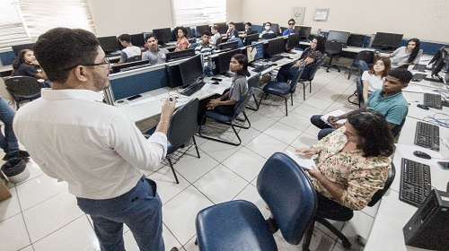 Está sendo aplicada na Escola do Legislativo (EL), da Assembleia Legislativa (Alero), a Oficina de Informática Básica para alunos servidores da Casa do Povo. A abertura ocorreu na manhã da última segunda-feira (13) com encerramento previsto para o dia 1º do próximo mês de novembro. Cerca de vinte alunos participam da Oficina com previsão de 56 horas/aula de duração, no horário das 8h às 12h. A escola visa a capacitação dos servidores da Alero e mantém convênios com os demais órgãos públicos, autarquias, entidades e câmaras de vereadores, dentre outras parcerias. A escola mantida pelos parlamentares estaduais trabalha na capacitação permanente dos servidores, sejam efetivos ou comissionados. A Mesa Diretora, presidida pelo deputado estadual Marcelo Cruz (Patriota), investe permanentemente, via escola, no aprimoramento dos serviços prestados pela Casa do Povo. Mensalmente, a grade de cursos e oficinas oferece dezenas de opções aos servidores, oferta que também é disponibilizada a outros poderes e parceiros, além de as vagas não preenchidas serem disponibilizadas à comunidade. “Nossa meta, atendendo determinação do presidente Marcelo Cruz é investir nos nossos servidores. Eles capacitados, preparados garantem uma prestação de serviços de qualidade à população, que também é favorecida com as vagas excedentes”, explica o diretor-geral da escola, Alexandre Silva. Os alunos que concluírem os cursos recebem certificados de participação, ampliando o currículo e a sua capacidade de trabalho. Os cursos e oficinas são gratuitos e a maioria ministrada na sede da escola em Porto Velho, na Rua Major Amarante, 390. Os instrutores também percorrem o interior ministrando aulas, que agora também estão sendo levadas aos principais bairros da capital. Texto: Waldir Costa I Secom ALE/RO Foto: Emanuelle Lima / Secom Escola do Legislativo