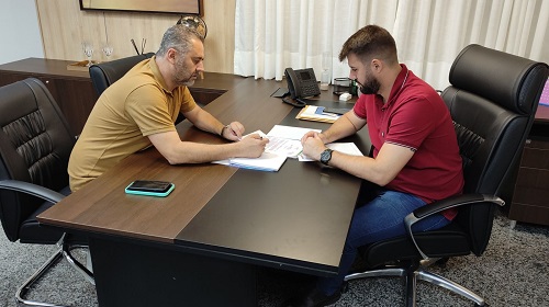 O deputado estadual Nim Barroso (PSD) anunciou na última quarta-feira (1º) a destinação de uma emenda no valor de R$ 1,2 milhão para fortalecer a saúde. A iniciativa compõe uma série de ações do parlamentar e atende o pedido do vereador Marcelo Lemos (PSD). A destinação desse recurso chega em um momento crucial para Ji-Paraná, que enfrenta desafios contínuos visando melhorar a saúde. Com a verba, o município poderá reforçar suas ações na aquisição de medicamentos e insumos. O vereador Marcelo Lemos, autor do pedido, agradeceu o deputado pela emenda. “O deputado Nim Barroso ouviu nossos pedidos e, prontamente, destinou o recurso para a saúde. Isso demonstra o compromisso com nossa população”, agradeceu Lemos. Conforme o deputado Nim Barroso, a falta de insumos e medicamentos é uma das principais queixas, visto que o município está entre os mais populosos do estado e atende toda a região. “O objetivo é contemplar o município de Ji-Paraná e toda a região central. Vamos indicar a emenda para aquisição de medicamentos e insumos”, ressaltou o parlamentar. Texto: Natalino Ferreira Soares / Assessoria parlamentar Foto: Ronaldo Pinheiro / Assessoria parlamentar