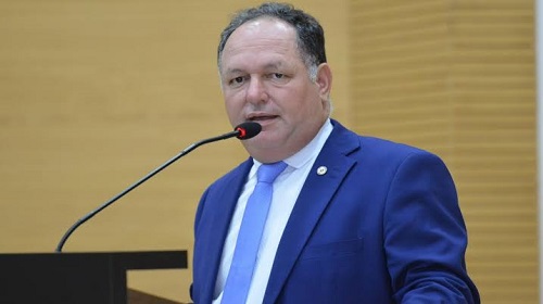 Durante a sessão de terça-feira (30), da Assembleia Legislativa do Estado de Rondônia, o deputado estadual Pedro Fernandes (PTB) apresentou uma indicação ao Departamento Estadual de Estradas de Rodagem e Transportes (DER) para a pavimentação da rodovia que conecta Cujubim e Machadinho D'Oeste, e a construção de uma ponte sobre o Rio Cujubim. A necessidade destas obras foi enfatizada devido a incidentes recentes e à importância do escoamento da produção agrícola na região. Esta indicação é reforçada pela garantia de recursos para o investimento em infraestrutura no estado. Por meio do Projeto de Lei PL 265/23, aprovado pela Assembleia durante essa sessão, foi autorizado ao poder executivo a utilização da receita do Departamento Estadual de Trânsito (Detran) pelo DER, totalizando um montante de R$ 85.502.791,59. Ao debater sua indicação, o deputado Pedro ressaltou uma atuação crucial do diretor geral do DER, coronel Eder André e reforçou sua solicitação para que as áreas de Machadinho e Cujubim fossem beneficiadas. “Esses recursos serão aplicados na malha rodoviária do estado e nas pontes. Quero aproveitar e fazer uma indicação para a ponte do Rio Cujubim entre Machadinho e Cujubim. Um caminhão teve um incidente lá esta semana, e gostaria de avisar ao nosso diretor do DER que uma parte desse fundo foi usada para construir uma ponte de concreto. Isso resolveria o problema do escoamento da produção naquela área.” O deputado também enfatizou a relevância de se elaborar o projeto de pavimentação desses segmentos que conecta Machadinho e Cujubim. “O projeto tem um custo de pouco mais de três milhões. Peço o apoio de todos para que possamos incluir essa palavra e ter, pelo menos, o projeto finalizado este ano. Assim, poderemos buscar mais recursos no próximo ano. Isso ajudará a conectar a RO 205, uma rota para Mato Grosso, passando por Machadinho D'Oeste, Vale do Anari, Theobroma e toda a região circundante." A proposta destaca o compromisso do deputado Pedro Fernandes em promover melhorias significativas na infraestrutura rodoviária de Rondônia, atendendo às demandas específicas da comunidade local. Texto: Ivan de Lara I Assessoria parlamentar Foto: Rafael OliveiraI Secom ALE/RO