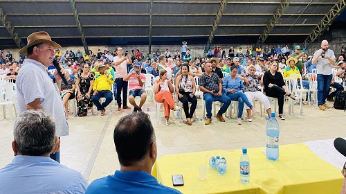 Na sexta-feira (3), o deputado estadual Pedro Fernandes (PTB) cumpriu uma agenda no município de Buritis, reforçando seu compromisso com a comunidade local. Em uma série de visitas, acompanhado pelo deputado estadual delegado Lucas Torres (PP), Pedro enfatizou a importância do trabalho conjunto em prol do desenvolvimento social e agrário do município. Durante uma visita à Associação de Pais e Amigos dos Excepcionais (Apae) de Buritis, Pedro reafirmou seu apoio à entidade. "Apoiar a Apae é contribuir para o bem-estar e desenvolvimento de nossa comunidade. Assumo o compromisso de que meu mandato estará sempre à disposição desta instituição que realiza um trabalho tão nobre", declarou Pedro Fernandes. A agenda incluiu também visitas a lideranças locais, incluindo uma reunião com o residente do Departamento Estadual de Estradas de Rodagens e Transportes (DER) de Buritis, Adecleito Effgen. Esses encontros fortalecem as relações e abrem caminho para futuras parcerias e projetos que beneficiarão Buritis. Além disso, um encontro com produtores rurais se destacou na agenda, com a regularização fundiária como pauta principal. O deputado Pedro detalhou sua recente visita a Brasília, organizada pelo deputado federal Lucio Mosquini, que resultou em discussões esclarecedoras na Fundação Nacional do Índio (FUNAI), com a participação do Instituto Nacional de Colonização e Reforma Agrária (Incra). Nesse contexto, Pedro compartilhou informações valiosas sobre a situação agrária de moradores de uma área no Município de Monte Negro, que enfrentam a sobreposição de suas terras tituladas na década de 70 com áreas indígenas, definidas por um decreto do ex-presidente Fernando Collor. Demonstrando uma atitude proativa, o deputado Pedro manifestou apoio total aos produtores rurais e se comprometeu a buscar soluções. "Estou ao lado dos produtores rurais para que, juntos, possamos encontrar caminhos e superar os desafios impostos pela questão fundiária. É essencial ampliar o diálogo e também convidar a referida ONG Kanindé, envolvida neste cenário, para apresentar o lado do produtor rural. Não é justo que produtores com terras escrituradas percam a garantia jurídica de suas propriedades por conta de um decreto que sobrepõe as terras", afirmou. Neste dia de visitas e reuniões em Buritis, o deputado Pedro Fernandes destaca o esforço conjunto do deputado delegado Lucas Torres para apoiar iniciativas locais e fortalecer a voz dos cidadãos perante os desafios, tanto na esfera social quanto na questão agrária que é tão vital para a região. Texto e foto: Ivan de Lara / Assessoria parlamentar